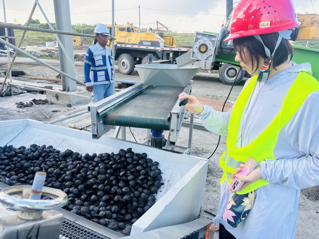 Jianjie engineer helping solve equipment briquetting problems