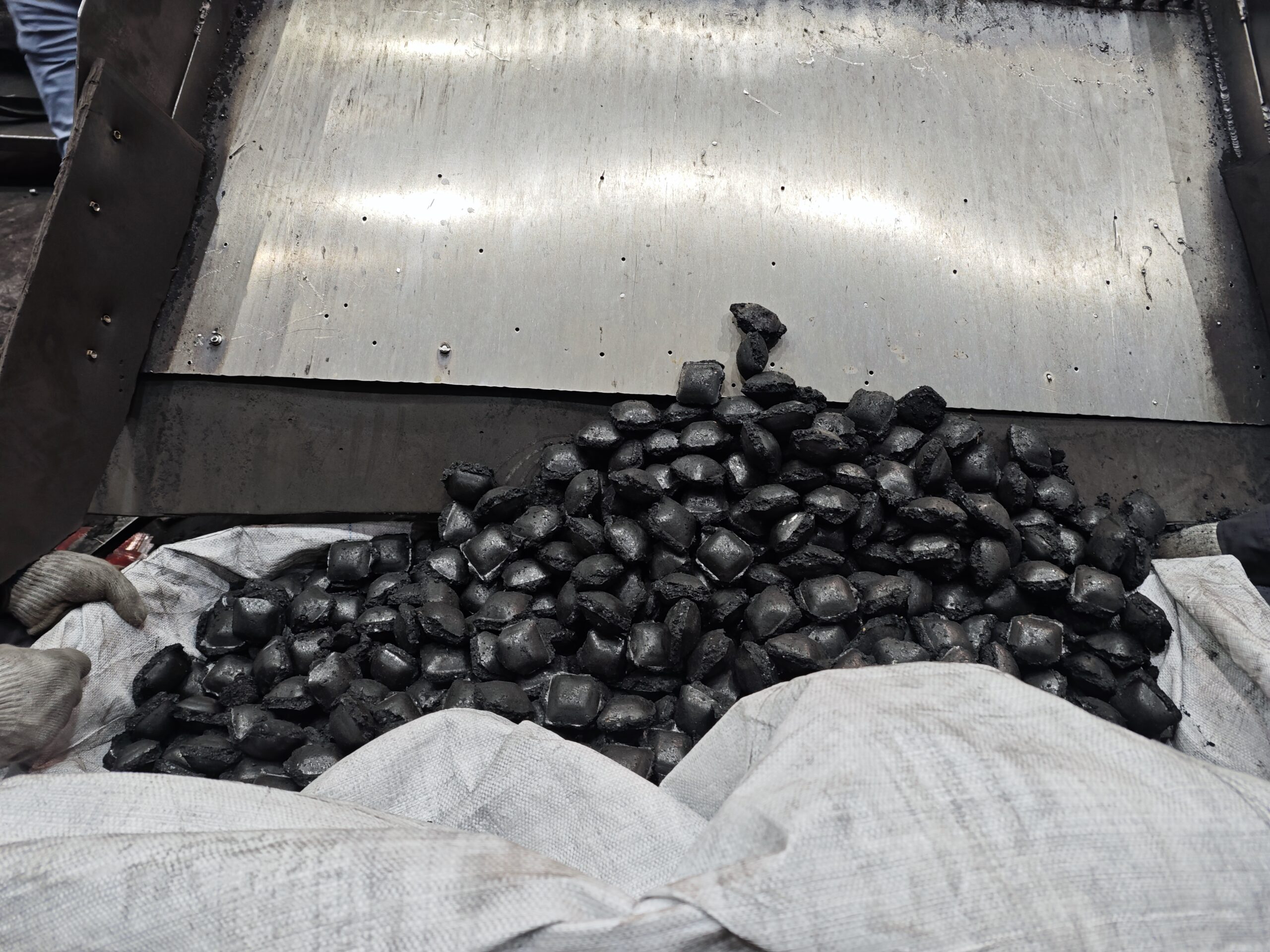 coal briquettes finished at the roller press machine