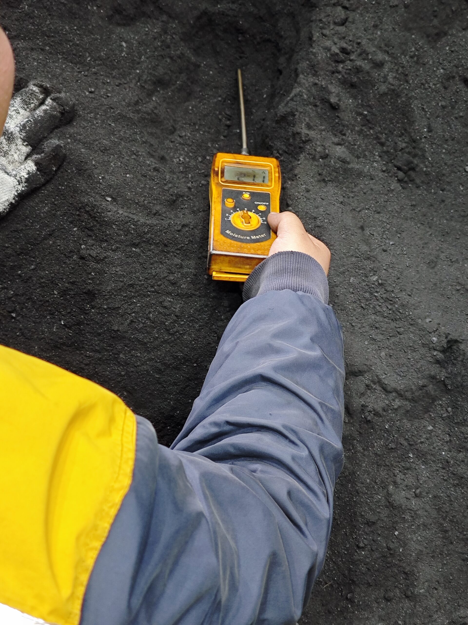 testing the moisture of coal powder